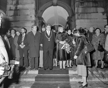 884091 Afbeelding van burgemeester H.J.L. Vonhoff en zijn echtgenote L. Vonhoff-Luyendijk op het bordes van het ...
